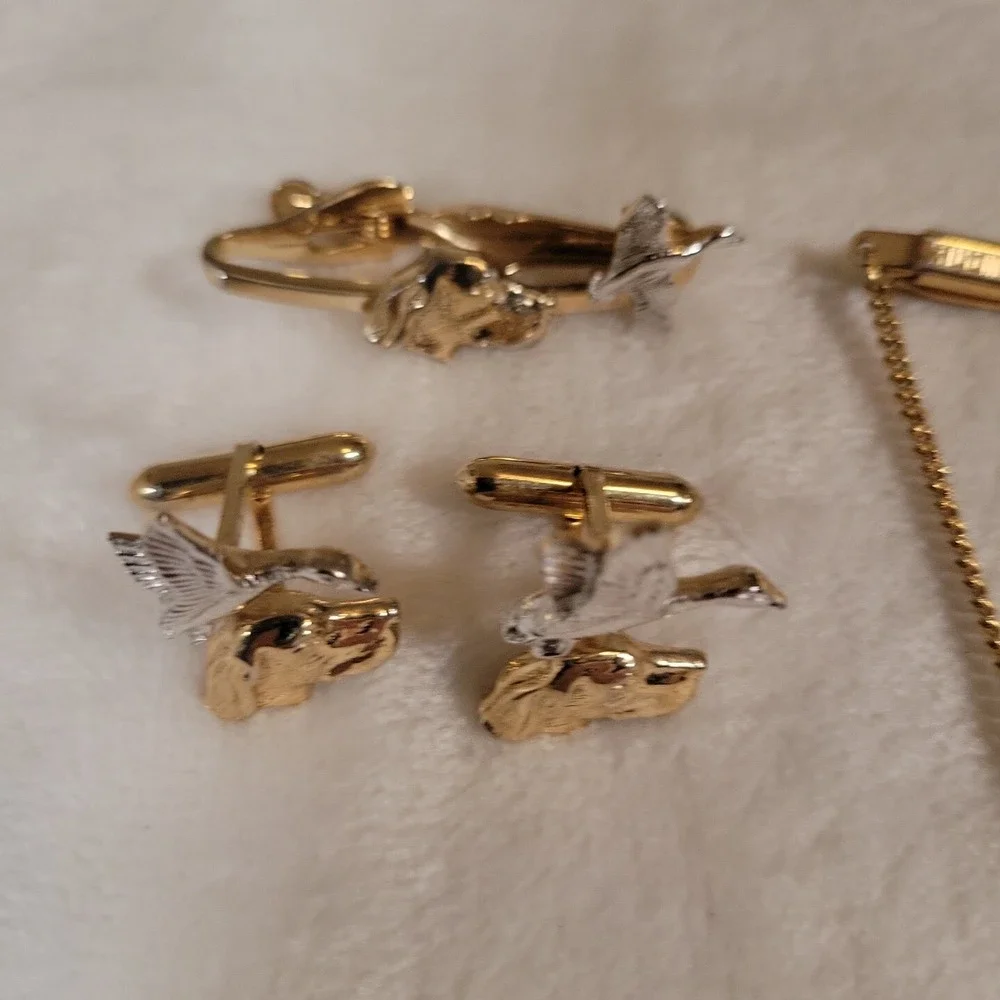Vtg Retriever & Duck Tie Clip Bar & chain W/Matching Cuff Links SWANK Gold Color